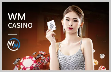 Sân tennis với hai vận động viên đang giao bóng